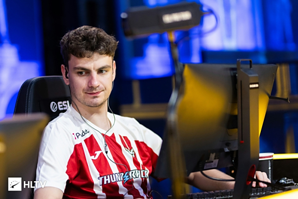 在定位球中 在定位球中